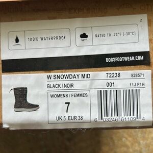Bogs black W Snowday mid boot. New w tags. Comes from smoke free home.